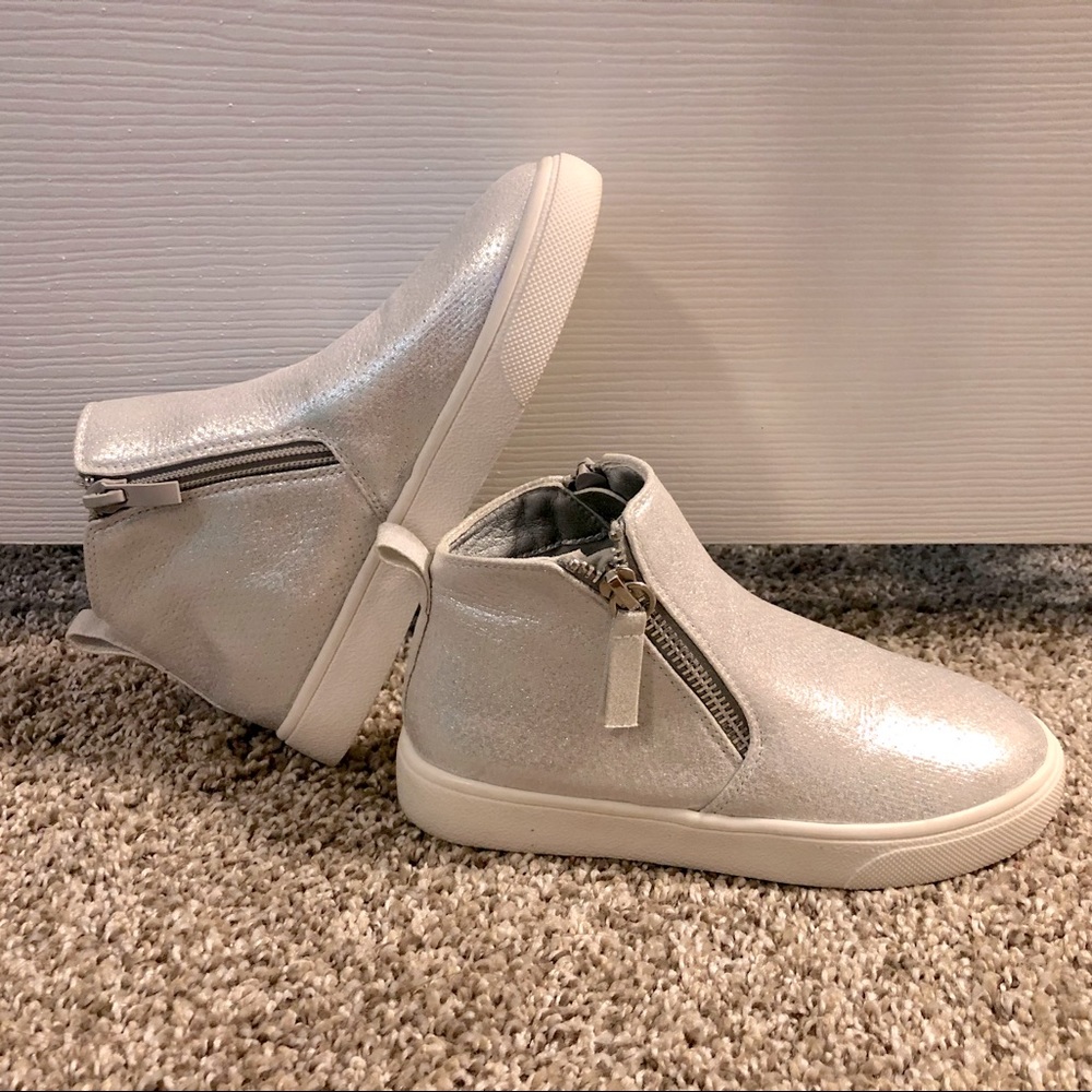 Mid top shoes